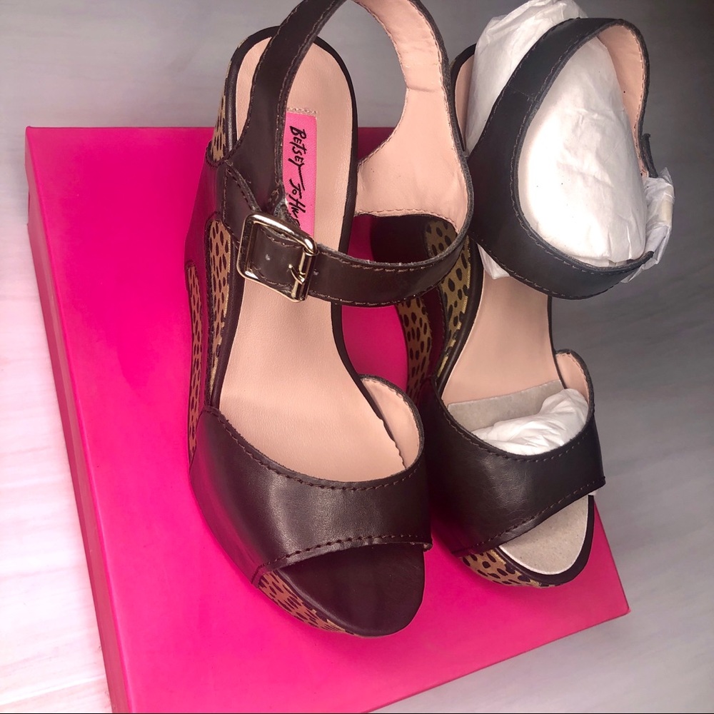 Betsey Johnson Cheetah Print Wedge Sandal. - Picture 4 of 7
